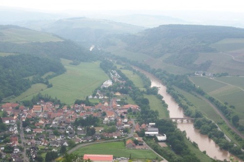 Oberhausen. Brücke is to the left of the river